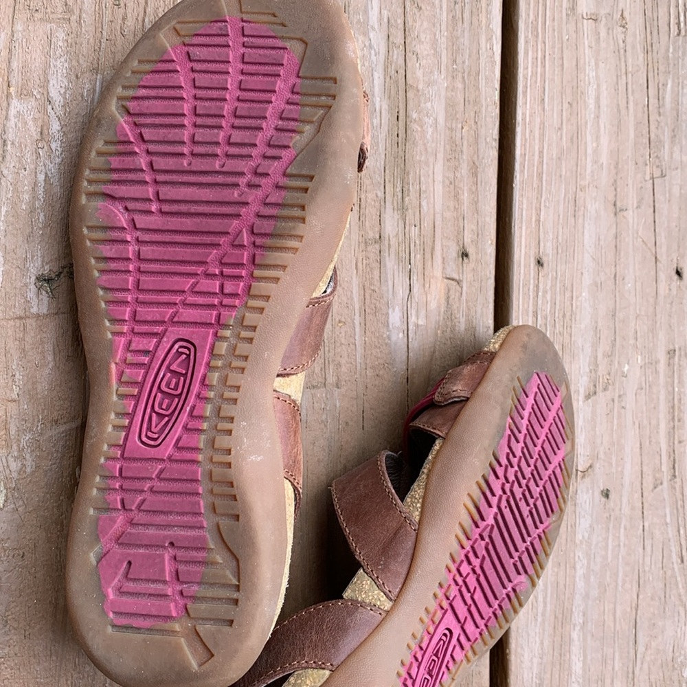 Keen leather sling back sandals with maroon detail. - Picture 6 of 10